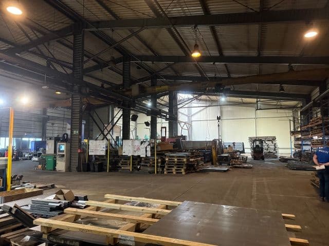 Hala produkcyjna dwunawowa z suwnicami